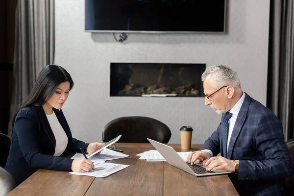 Vista Lateral Homem Negócios Usando Laptop Mulher Negócios Asiática Fazendo — Fotografia de Stock