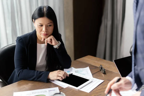 Abgeschnittene Ansicht Von Geschäftsmann Und Nachdenklicher Asiatischer Geschäftsfrau Während Eines — Stockfoto