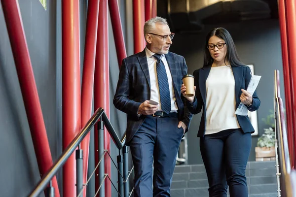 Businessman Smartphone Asian Businesswoman Paper Cup Talking Walking Stairs — Stock Photo, Image