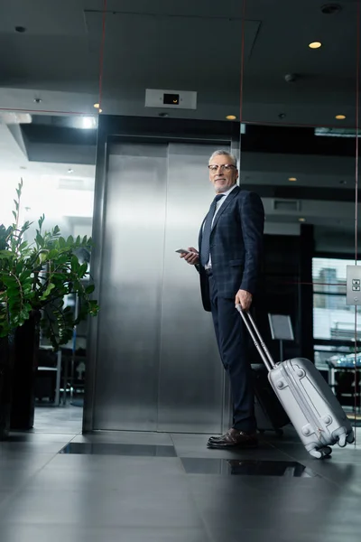 Vista Ángulo Bajo Del Hombre Negocios Con Bolsa Viaje Pie — Foto de Stock