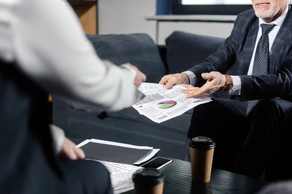 Bijgesneden Beeld Van Lachende Zakenman Met Papieren Handen Praten Met — Stockfoto