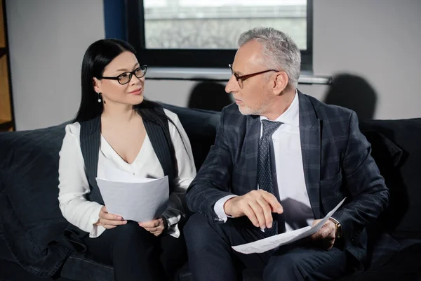 Sonriente Hombre Negocios Asiático Mujer Negocios Hablando Sosteniendo Papeles — Foto de Stock