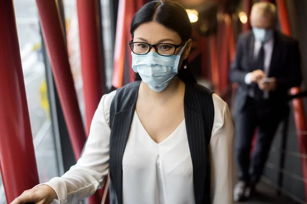 Asiatische Geschäftsfrau Formeller Kleidung Mit Medizinischer Maske Die Wegschaut — Stockfoto