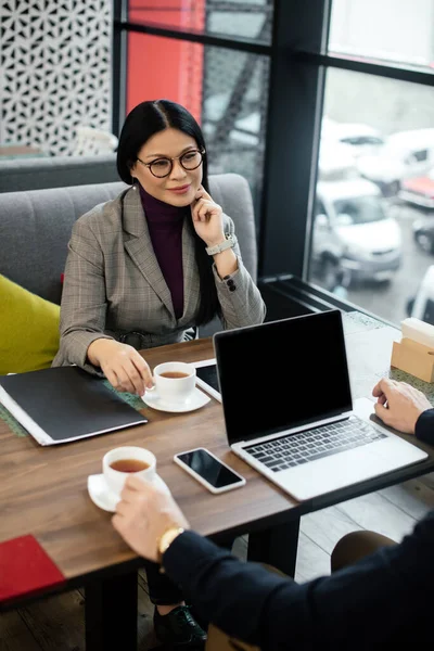 Selective Focus Smiling Asian Businesswoman Talking Businessman Cafe — Stock Photo, Image