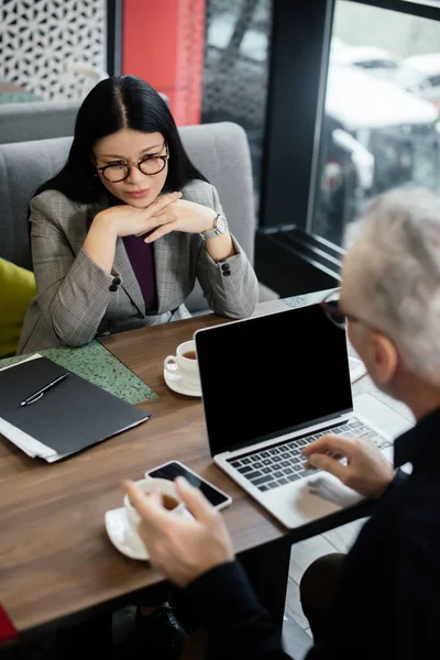 Selettiva Messa Fuoco Asiatico Businesswoman Parlando Con Businessman Caffè — Foto Stock