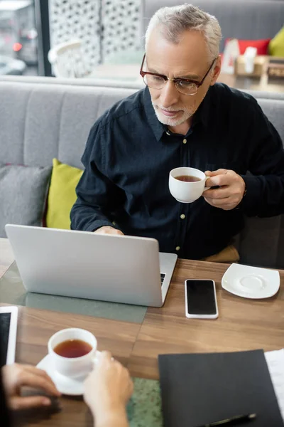 Szelektív Fókusz Üzletember Használja Laptop Asztalnál Üzletasszony Kávézóban — Stock Fotó