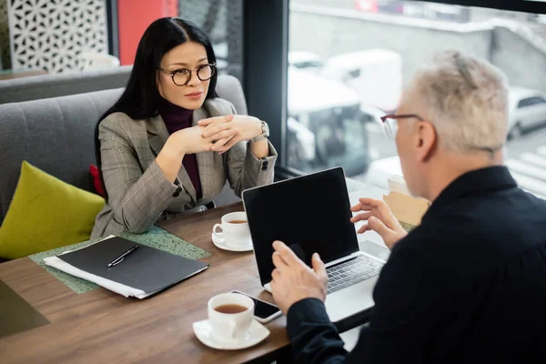 Enfoque Selectivo Mujer Negocios Asiática Hablando Con Hombre Negocios Cafetería — Foto de Stock