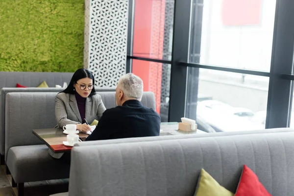 Homem Negócios Mulher Negócios Asiática Sentado Mesa Falando Café — Fotografia de Stock