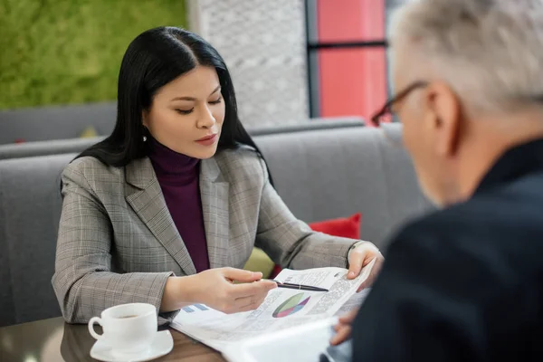 Selective Focus Asian Businesswoman Talking Businessman Pointing Papers Cafe — Stock Photo, Image