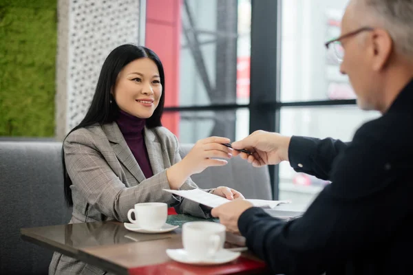 Selective Focus Smiling Asian Businesswoman Taking Pen Businessman Cafe — Stock Photo, Image