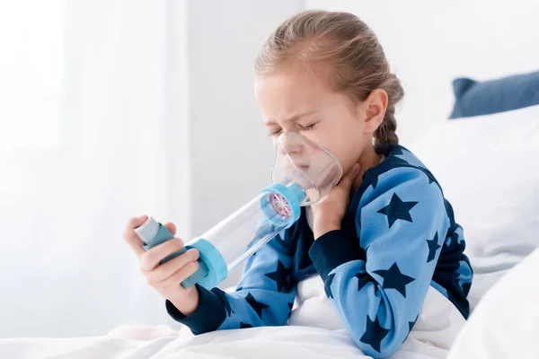 Niño Enfermo Con Los Ojos Cerrados Usando Inhalador Con Espaciador —  Fotos de Stock