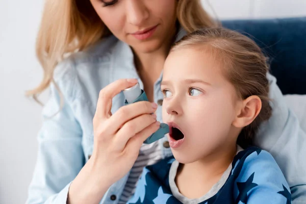 Zorgzame Moeder Met Inhalator Buurt Van Astmatische Dochter — Stockfoto