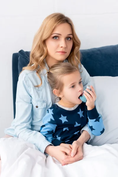 Bela Mãe Sentada Perto Filha Doente Usando Inalador — Fotografia de Stock