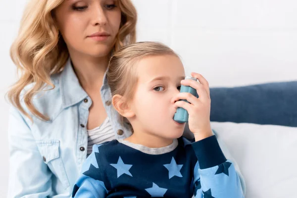 Madre Cariñosa Mirando Hija Enferma Usando Inhalador — Foto de Stock