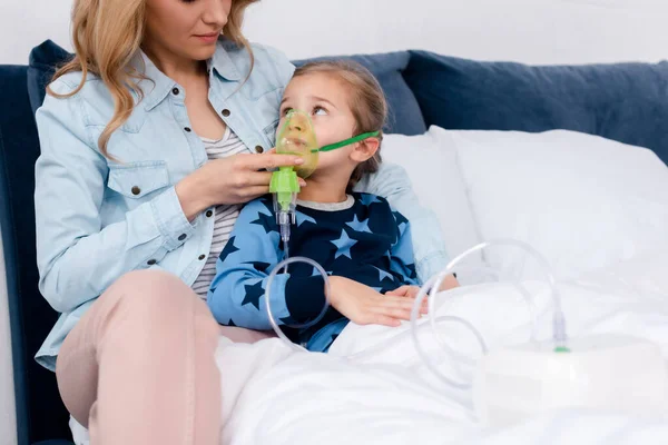 Foco Seletivo Mãe Carinhosa Sentado Perto Filha Asmática Usando Inalador — Fotografia de Stock