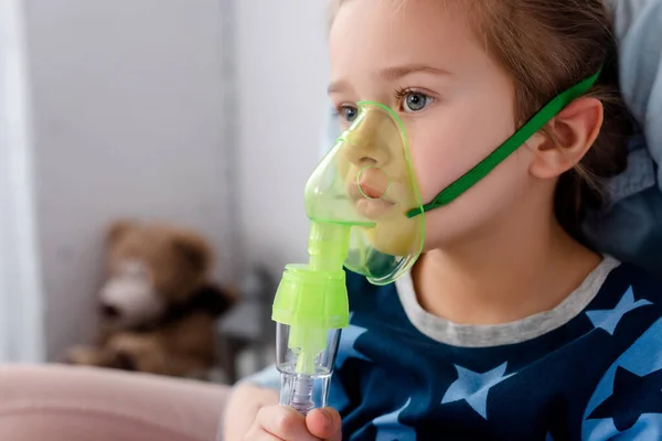 Sick Kid Using Respiratory Mask Home — Stock Photo, Image