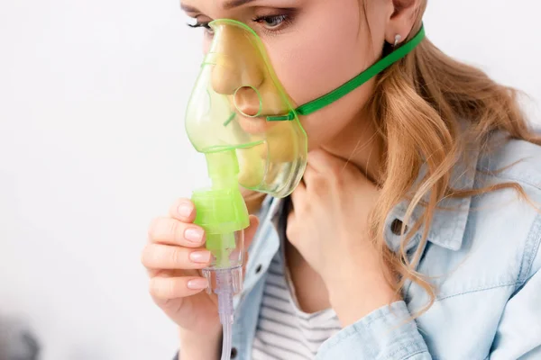 Astmatická Žena Držící Dýchací Masku Blízko Obličeje — Stock fotografie