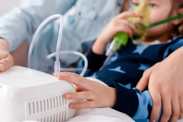 Enfoque Selectivo Del Inhalador Compresor Cerca Madre Niño Asmático Máscara — Foto de Stock