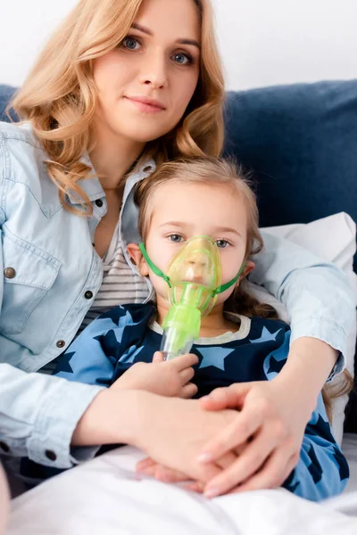 Criança Asmática Máscara Respiratória Olhando Para Câmera Perto Bela Mãe — Fotografia de Stock