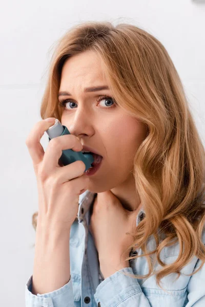 Schöne Und Asthmatische Frau Mit Inhalator Und Blick Die Kamera — Stockfoto