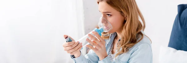 Inyección Panorámica Mujer Asmática Usando Inhalador Con Espaciador —  Fotos de Stock