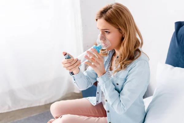 Astmatische Vrouw Met Inhalator Met Afstandsbediening Slaapkamer — Stockfoto