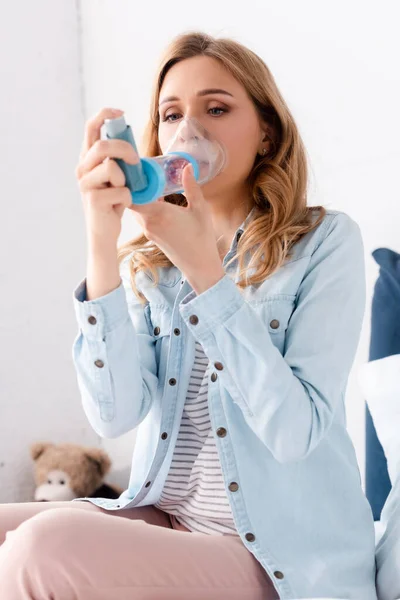 Enfoque Selectivo Mujer Enferma Con Asma Utilizando Inhalador Con Espaciador — Foto de Stock