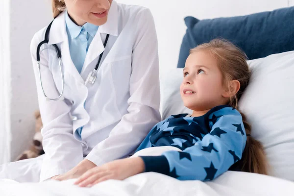 Άρρωστο Παιδί Που Κοιτά Γιατρό Ενώ Είναι Ξαπλωμένο Στο Κρεβάτι — Φωτογραφία Αρχείου