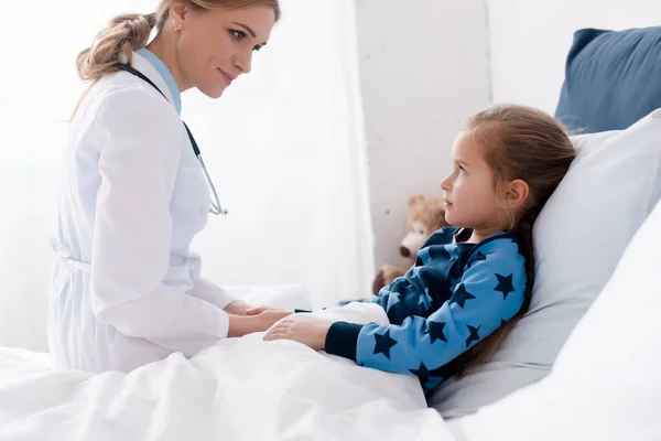 Atractivo Doctor Blanco Abrigo Mirando Enfermo Niño —  Fotos de Stock