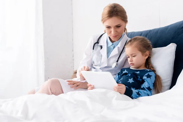 Attractive Doctor White Coat Sitting Sick Kid Digital Tablet — Stock Photo, Image