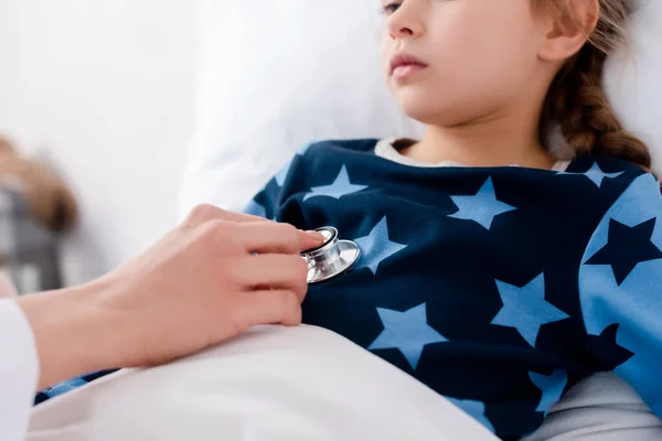 Przycięty Widok Lekarza Stetoskopem Badającym Chore Dziecko — Zdjęcie stockowe