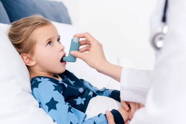 Foyer Sélectif Médecin Tenant Inhalateur Près Enfant Asthmatique Avec Bouche — Photo