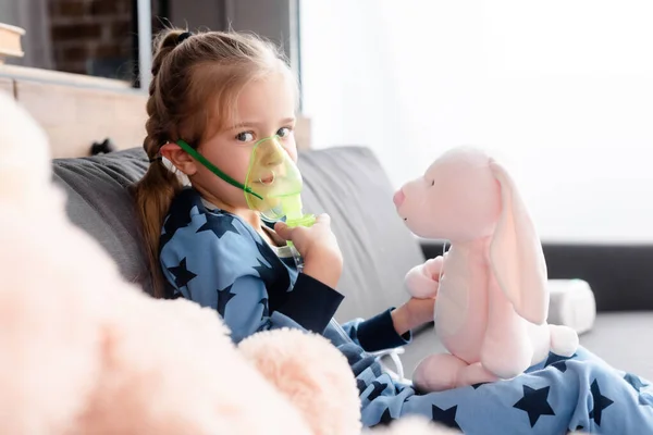 Selective Focus Asthmatic Kid Using Respiratory Mask Soft Toys — Stock Photo, Image