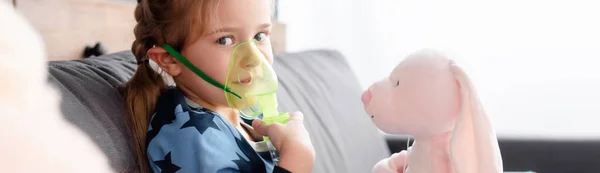 Tiro Panorâmico Criança Asmática Usando Máscara Respiratória Perto Brinquedos Macios — Fotografia de Stock