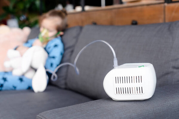 селективная фокусировка ингалятора компрессора вблизи больного ребенка
 