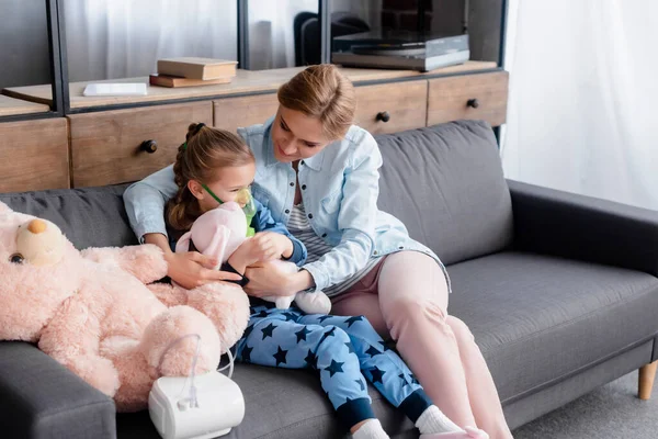 Astmatiskt Barn Som Använder Kompressor Inhalator Nära Vårdande Mor Med — Stockfoto