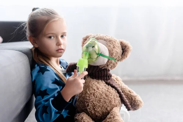 Cute Kid Holding Teddy Bear Respiratory Mask — Stock Photo, Image