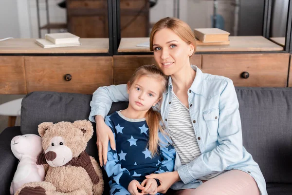 Glückliche Mutter Umarmt Süße Tochter Der Nähe Von Teddybär — Stockfoto