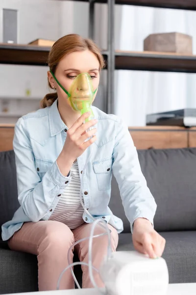 Επιλεκτική Εστίαση Της Άρρωστης Γυναίκας Αναπνευστική Μάσκα Χρησιμοποιώντας Εισπνευστήρα Συμπιεστή — Φωτογραφία Αρχείου