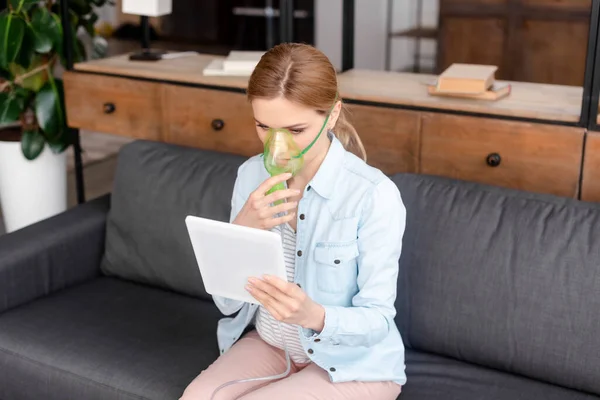 Femme Asthmatique Masque Respiratoire Aide Une Tablette Numérique — Photo