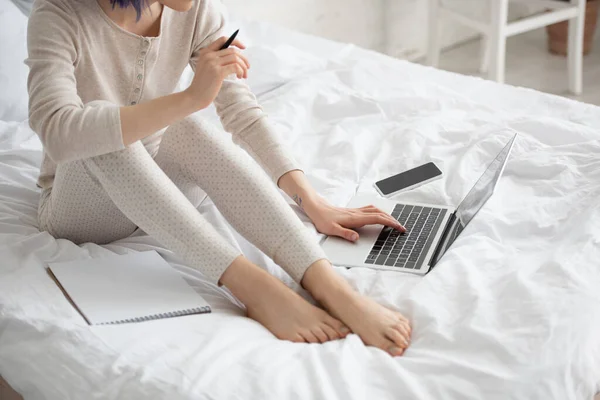 Renkli Saçlı Kalemle Gezen Akıllı Telefon Yatağın Yanında Bilgisayarla Çalışan — Stok fotoğraf