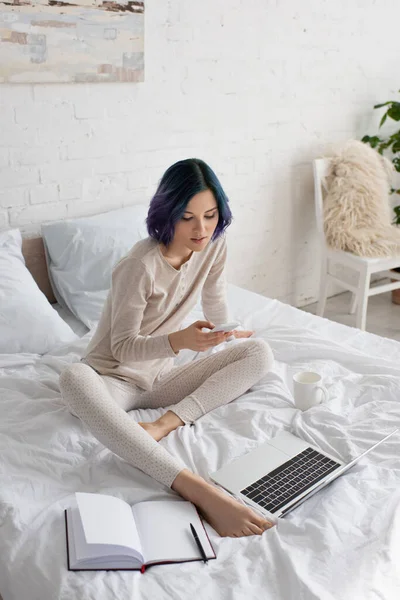 Vista Ángulo Alto Hermosa Freelancer Con Pelo Colorido Usando Teléfono — Foto de Stock