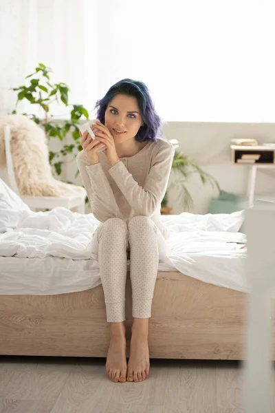 Chica Con Pelo Colorido Taza Mirando Cámara Sonriendo Sentado Cama — Foto de Stock