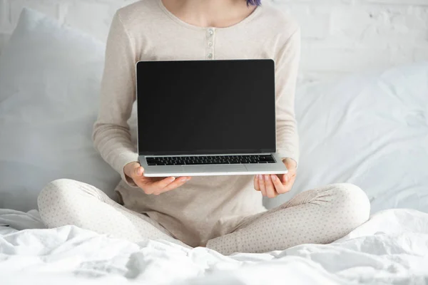 Renkli Saçlı Bacak Bacak Üstüne Atmış Yatak Odasında Dizüstü Bilgisayarı — Stok fotoğraf