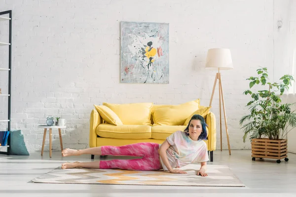 Menina Com Cabelo Colorido Aquecendo Chão Olhando Para Câmera Sala — Fotografia de Stock