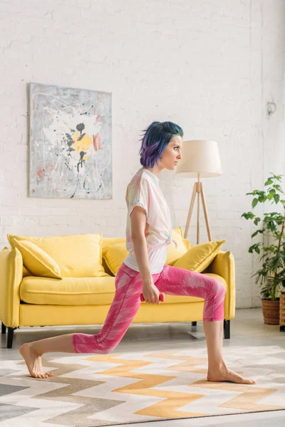 Beautiful Woman Colorful Hair Doing Lunges Dumbbell Living Room — Stock Photo, Image