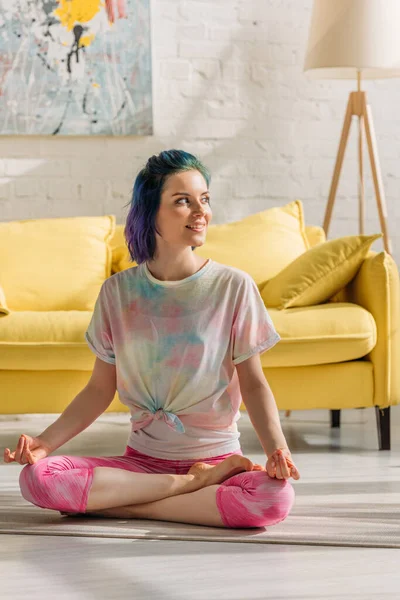 Girl Colorful Hair Smiling Looking Away Meditating Yoga Mat Living — Stock Photo, Image