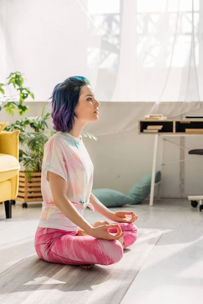 Mulher Com Cabelo Colorido Meditando Tapete Ioga Sala Estar — Fotografia de Stock