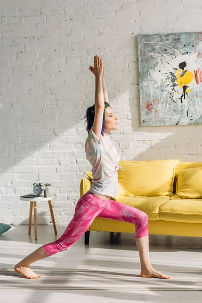 Attraktiv Tjej Med Färgglada Hår Gör Asana Yogamatta Vardagsrummet — Stockfoto