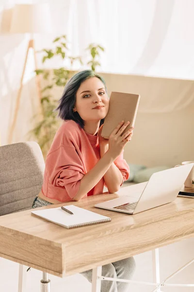 Freelancer Met Kleurrijk Haar Holding Boek Kijken Naar Camera Glimlachen — Stockfoto